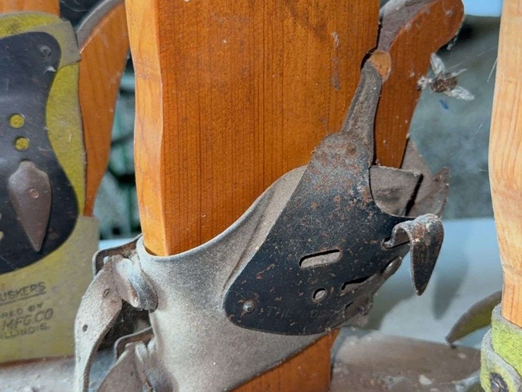 display-of-corn-husk-shuckers-image-4
