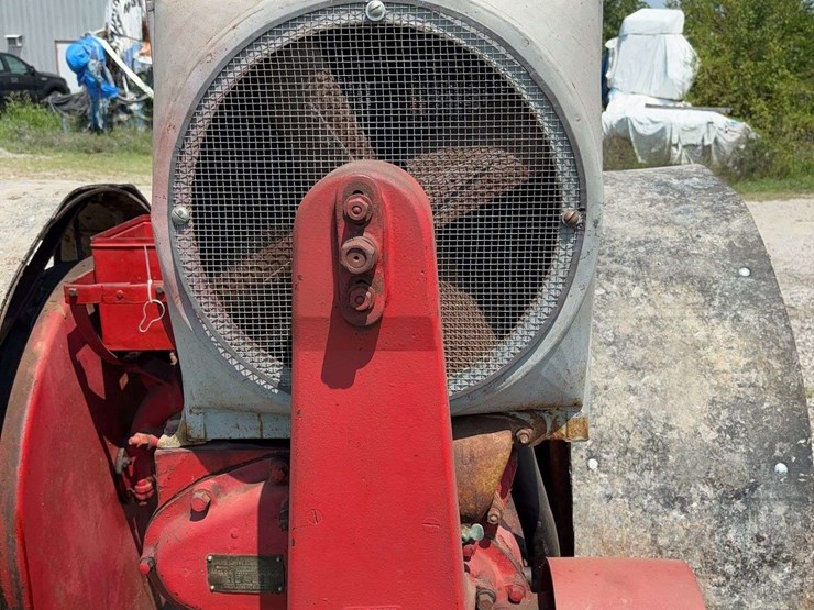 moline-universal-model-d-image-9