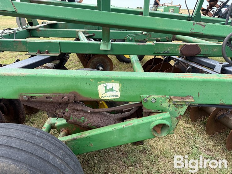 john-deere-335-image-15
