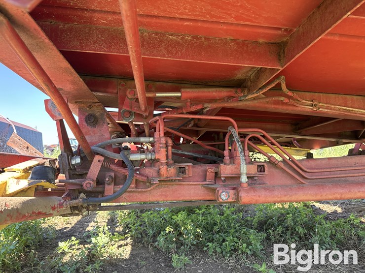 new-holland-1033-image-13