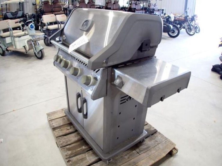 napoleon-rogue-se-4-burner-gas-bbq-image-1