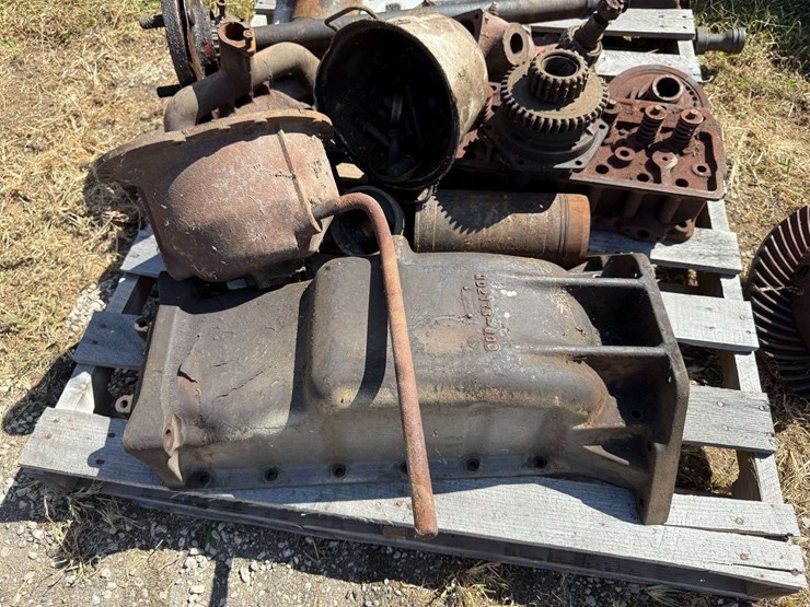 mix-of-tractor-engine-and-drivetrain-parts.-image-3