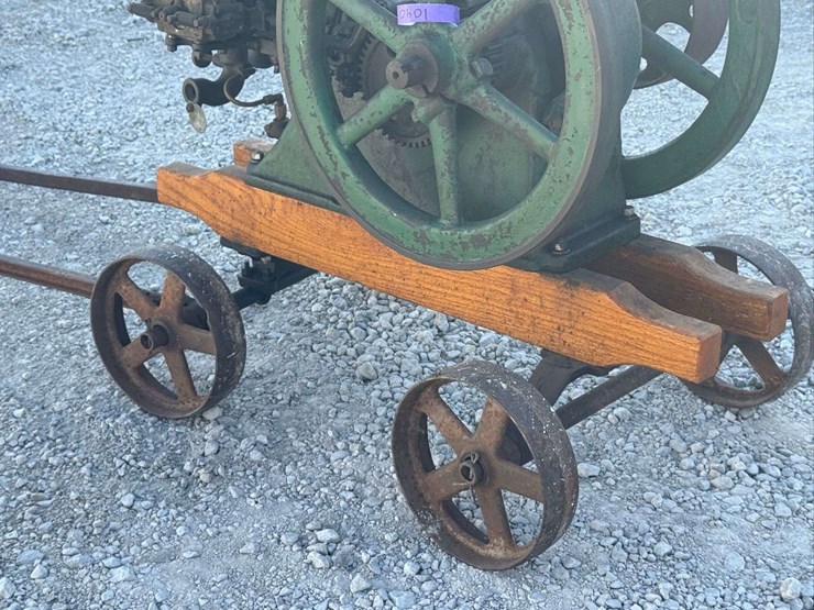 hercules-1½-hp-hit-&-miss-engine-on-truck-image-25