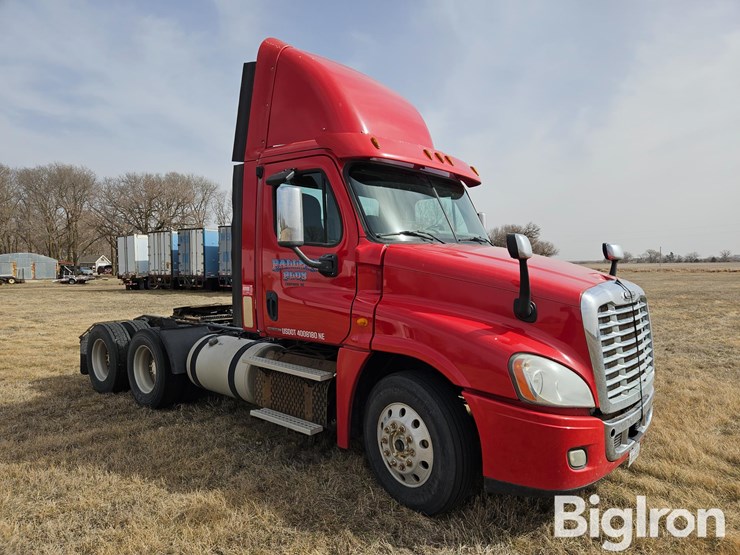 2012-freightliner-cascadia-125-image-3