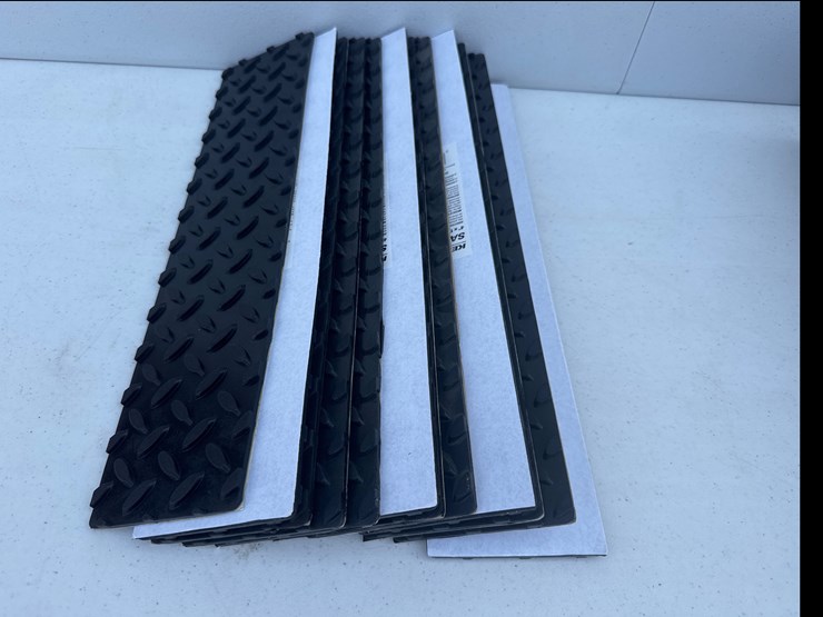 #1075-•-rubber-safety-step-4in-x-17.5in-image-1