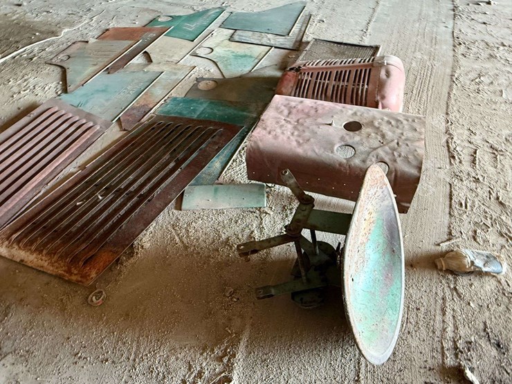 oliver-row-crop-77-sheet-metal-&-parts-lot-image-6