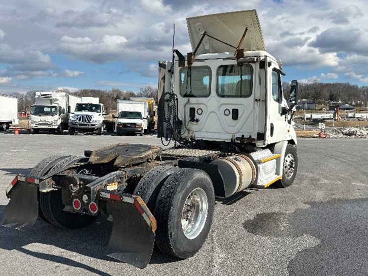 2017-freightliner-cascadia-113-image-2