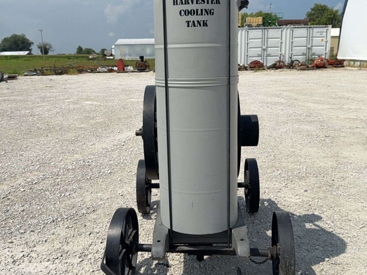 2-hp-international-harvester-“famous”-vertical-engine-with-cooling-tank-image-3