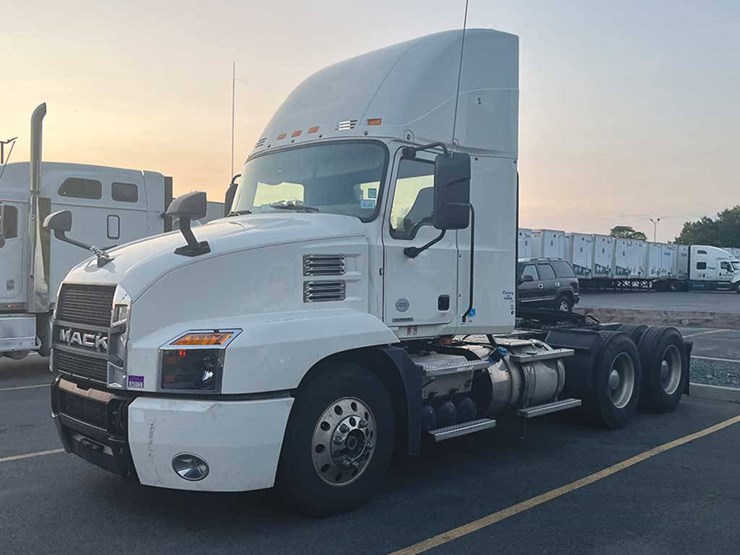2019-mack-anthem-image-1