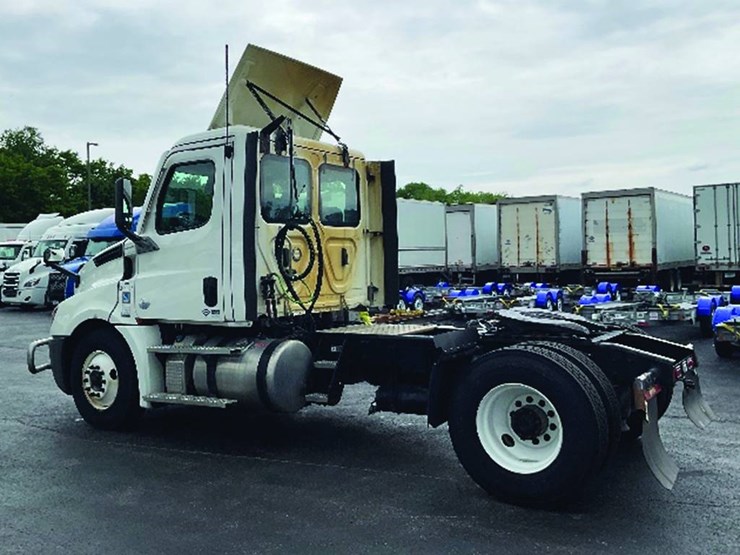 2021-freightliner-cascadia-126-image-2