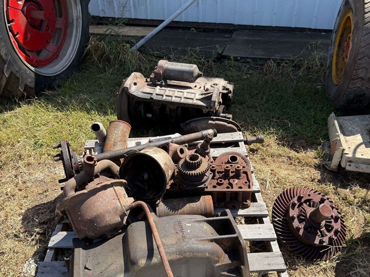mix-of-tractor-engine-and-drivetrain-parts.-image-1