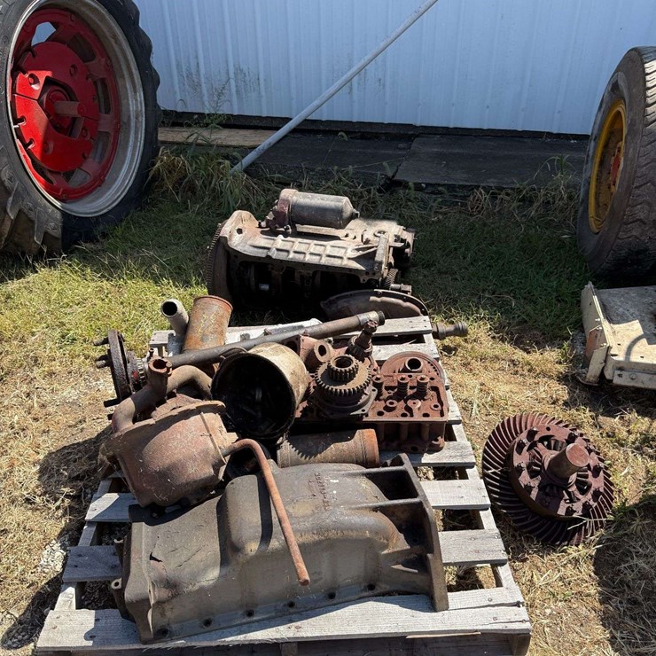 Mix of Tractor engine and Drivetrain parts.