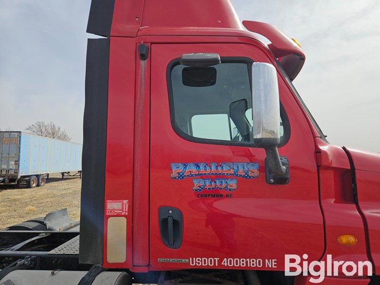 2012-freightliner-cascadia-125-image-14