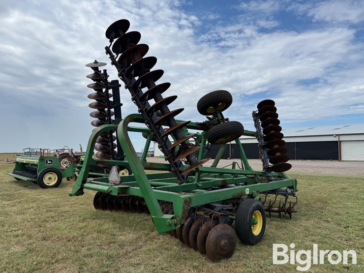 john-deere-335-image-5