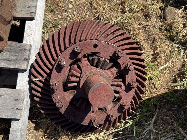 mix-of-tractor-engine-and-drivetrain-parts.-image-2
