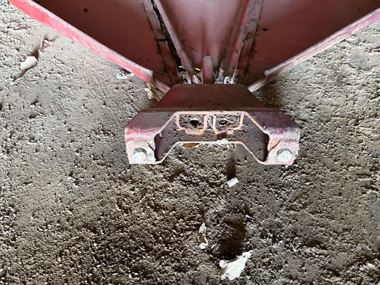 pair-of-international-harvester-farmall-tractor-rear-fenders-with-mounting-brackets-and-pto-shield-image-7