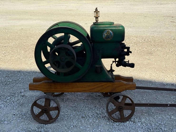 hercules-1½-hp-hit-&-miss-engine-on-truck-image-7