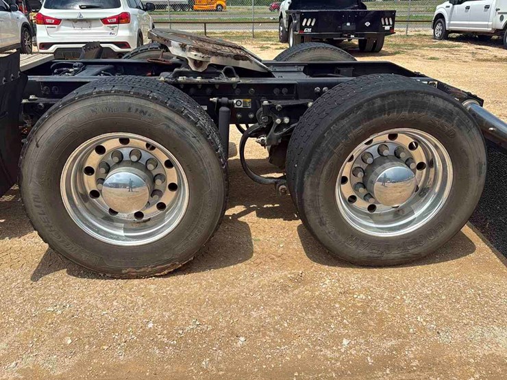 2016-peterbilt-579-image-12