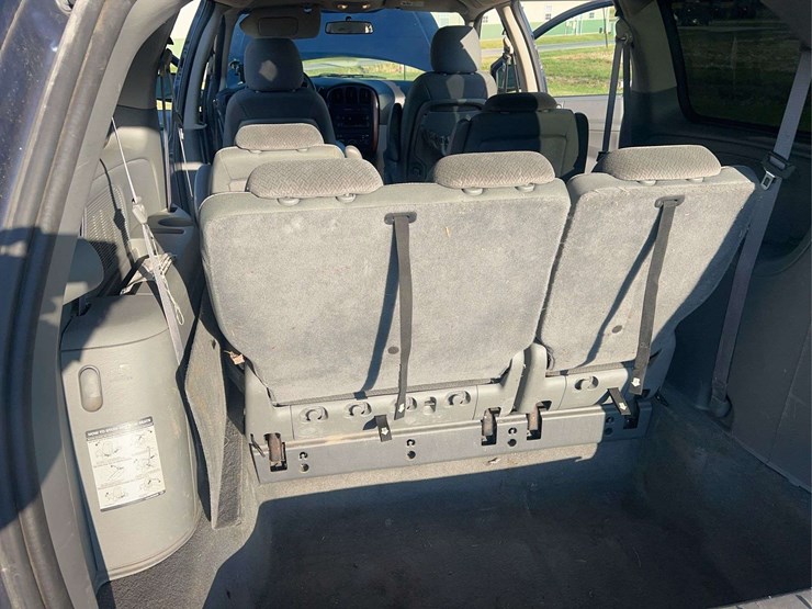 2006-chrysler-town-&-country-image-21