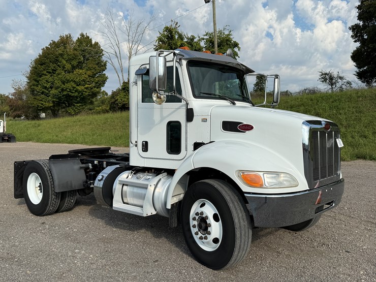 2016-peterbilt-337-image-1