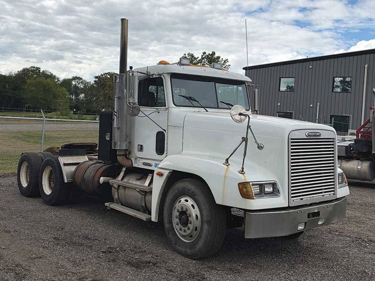 2001-freightliner-fld120-image-1