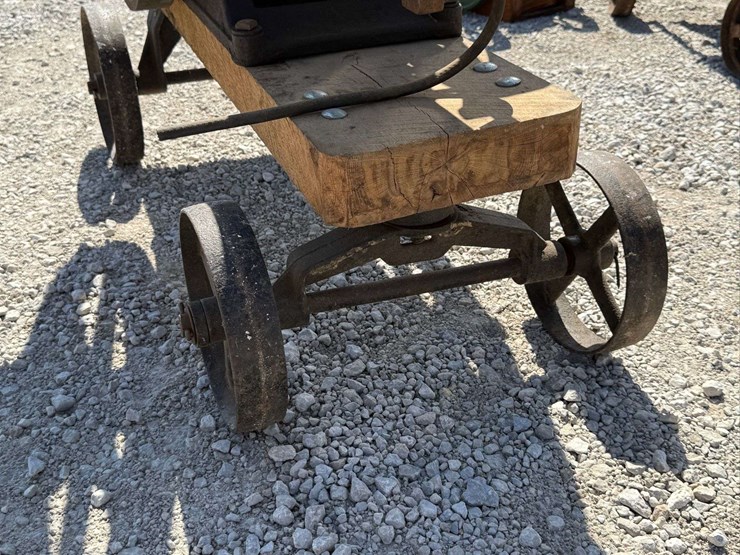 sandwich-3-hp-hit-&-miss-engine-on-truck-image-176