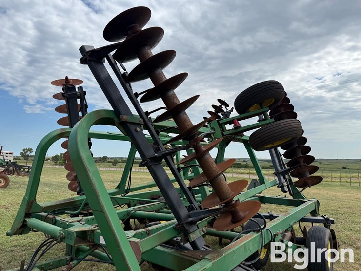 john-deere-335-image-12