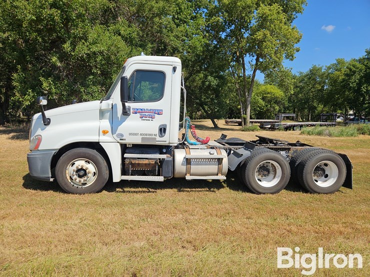 2012-freightliner-cascadia-125-image-8