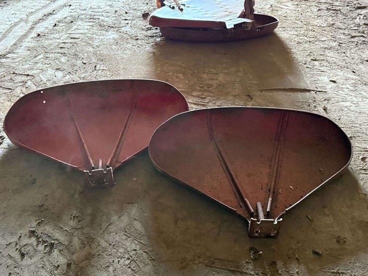 pair-of-international-harvester-teardrop-rear-fenders-image-4