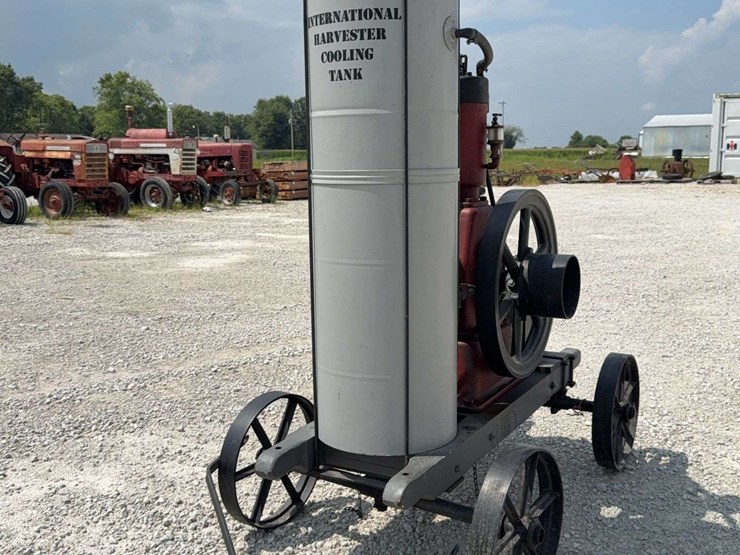 2-hp-international-harvester-“famous”-vertical-engine-with-cooling-tank-image-2