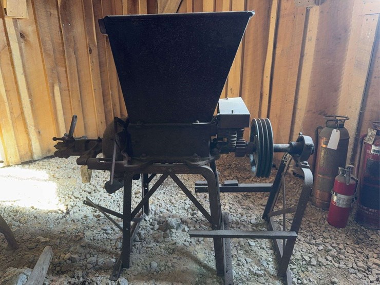 mccormick-deering-10"-burr-mill-image-3