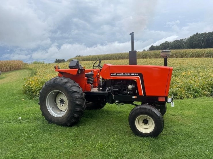 1983-allis-chalmers-6060-tractor-image-1