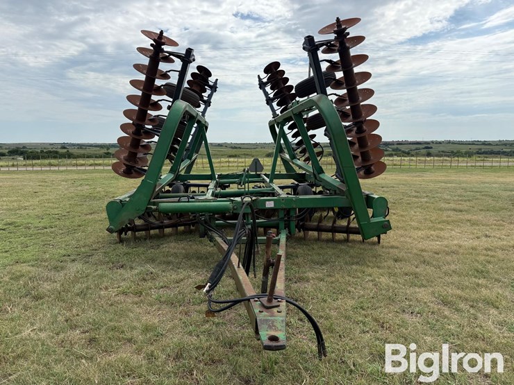 john-deere-335-image-2