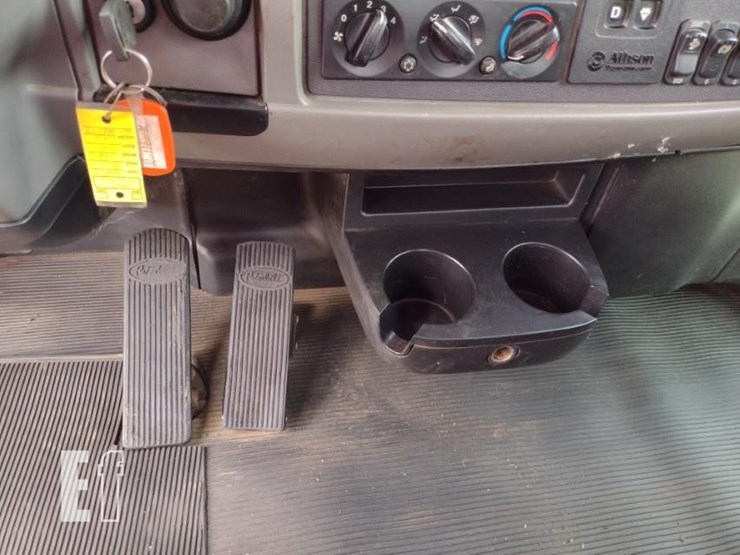 2016-peterbilt-348-image-15