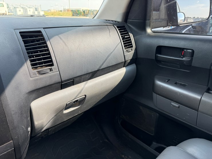 2011-toyota-tundra-image-29