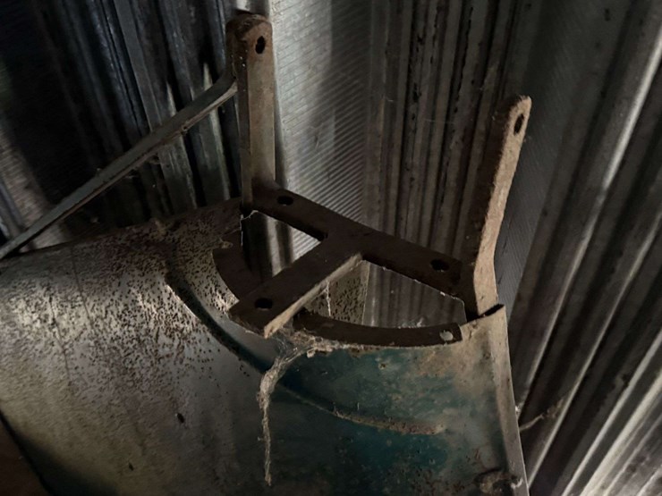 pair-of-oliver-tractor-rear-fenders-–-original,-with-mounting-brackets.-image-4