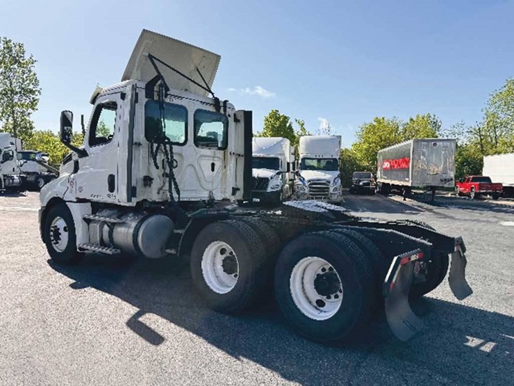 freightliner-cascadia-126-image-2