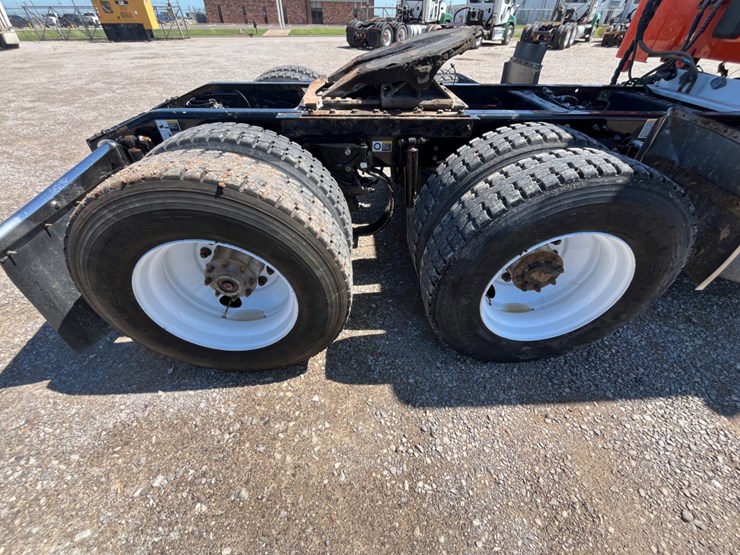 2016-peterbilt-579-image-14