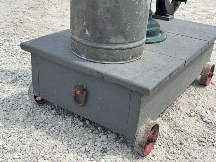red-jacket-hand-pump-with-flywheel-drive,-demonstration-piece-image-29
