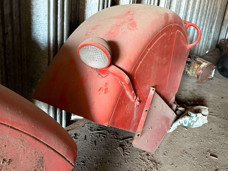 pair-of-international-harvester-full-coverage-tractor-fenders-with-side-shields-image-3