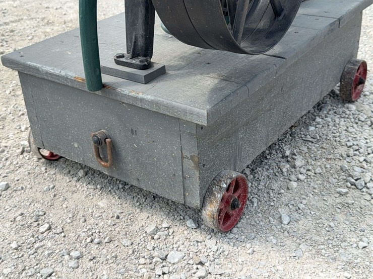 red-jacket-hand-pump-with-flywheel-drive,-demonstration-piece-image-31