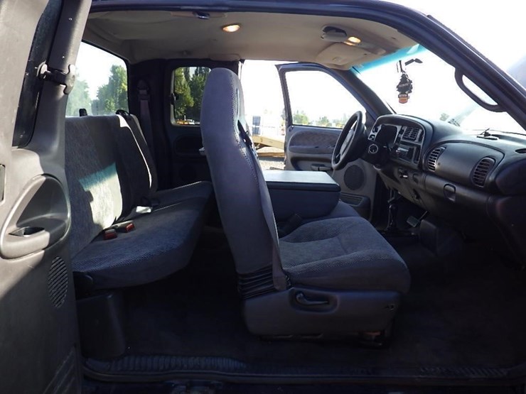 2001-dodge-2500-image-18