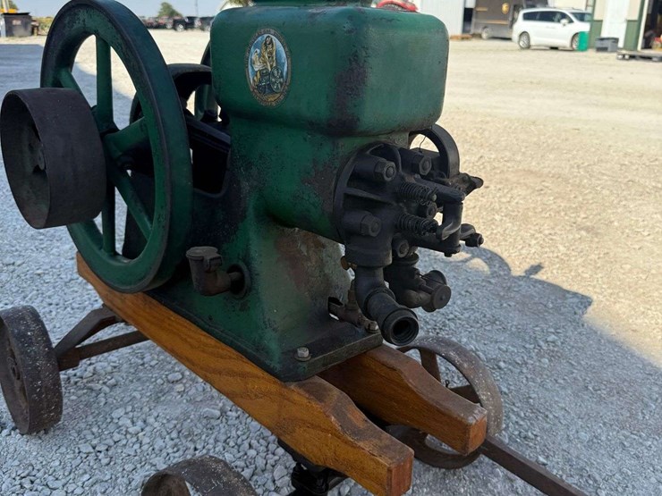 hercules-1½-hp-hit-&-miss-engine-on-truck-image-29