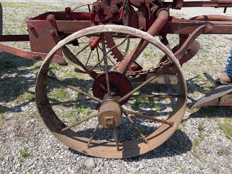 moline-universal-model-d-image-30