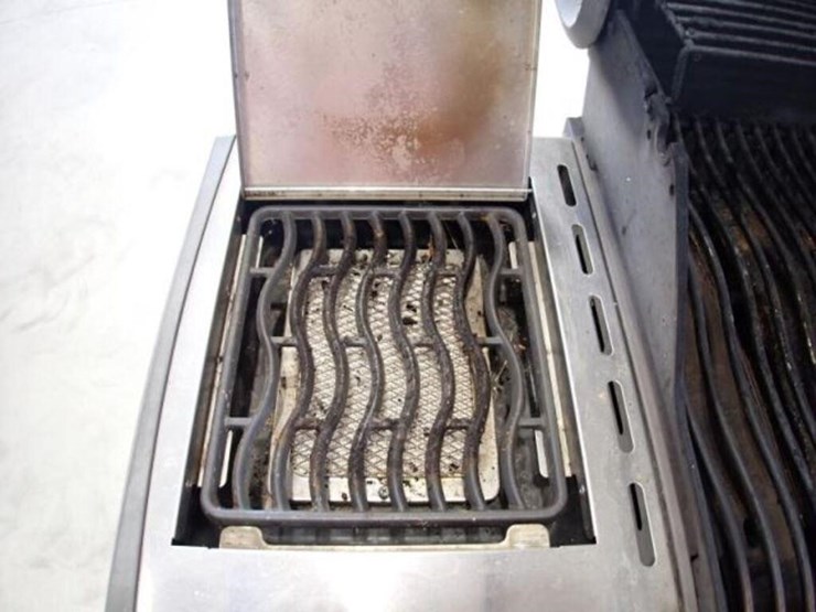 napoleon-rogue-se-4-burner-gas-bbq-image-9