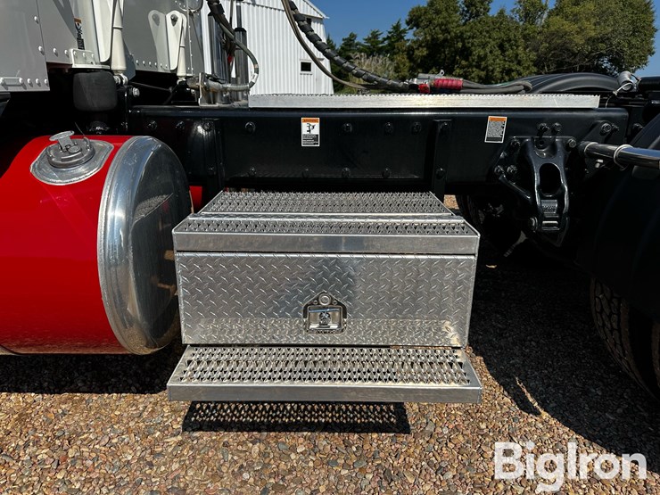 2024-peterbilt-389-image-10
