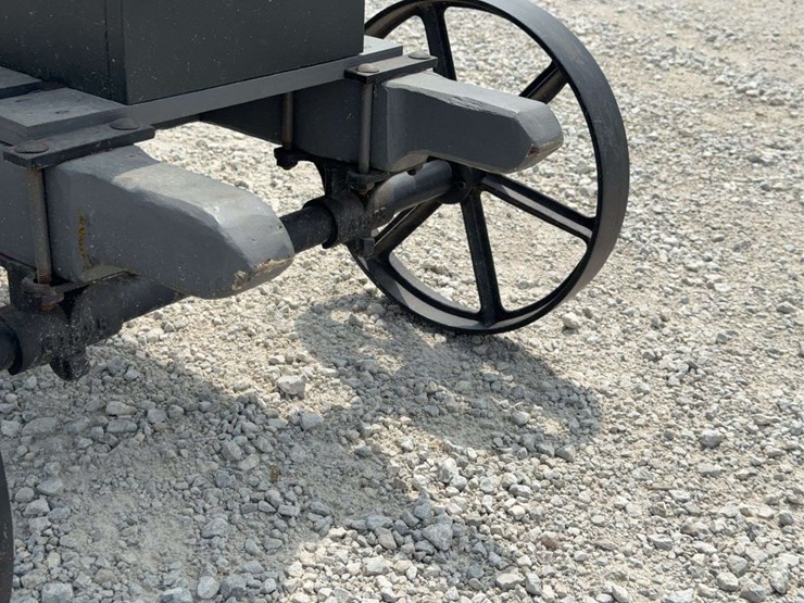 2-hp-international-harvester-“famous”-vertical-engine-with-cooling-tank-image-44