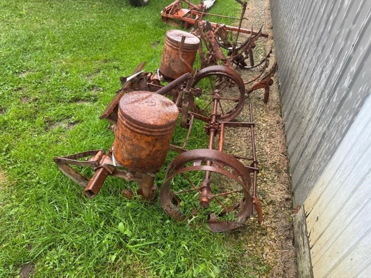 allis-chalmers-2-row-planter-for-g-tractor-image-5