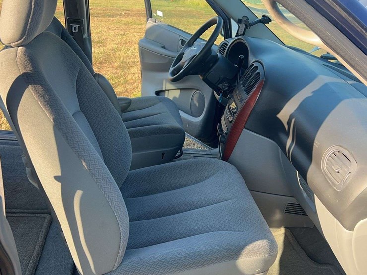2006-chrysler-town-&-country-image-19