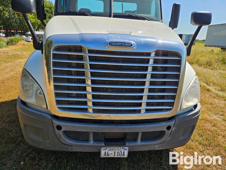 2012-freightliner-cascadia-125-image-10